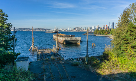 A view of the Seattle skyline from Jack Black park in West Seattle, Washington.のeditorial素材