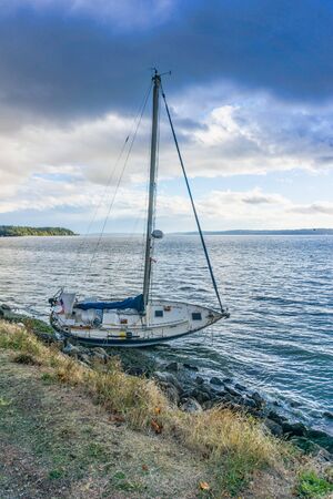 West Seattle, WA, USA - October 2, 2018        After disconnecting from it's bouy the sailboat Pointless sits aground on shore in West Seattle, Washington.のeditorial素材