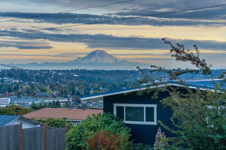 A view of Mount Rainier at sunset from Des Moines, Washington.のeditorial素材