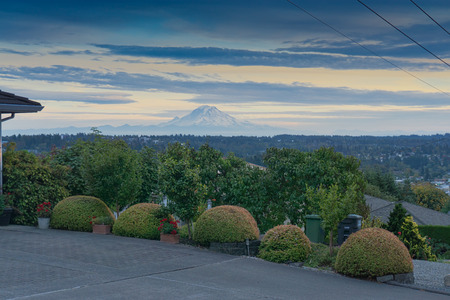 A view of Mount Rainier at sunset from Des Moines, Washington.のeditorial素材
