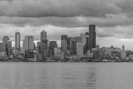 A view of the Seattle skyline as night approaches. Black and white image.の写真素材