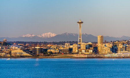 A view of the Seattle skyline with mountains behind.のeditorial素材