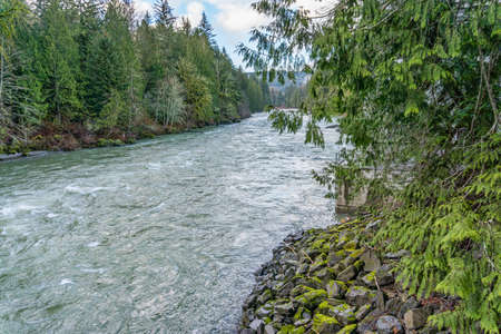 A view of the Snoqualmie River in winter.の写真素材