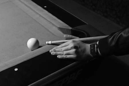 guy play billiard black and white fotoの写真素材