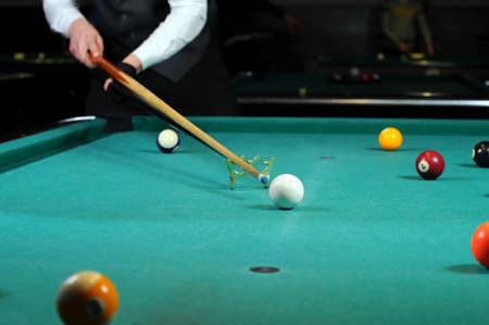 Young person playing snooker in a clubの写真素材