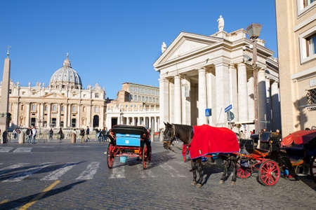 The horse carriage at Saint Peters Square in Romeのeditorial素材