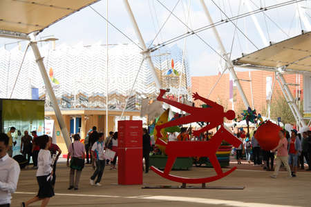 People walking on the main avenue of Expo 2015 in Milanのeditorial素材