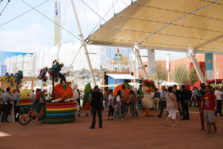 People walking on the main avenue of Expo 2015 in Milanのeditorial素材