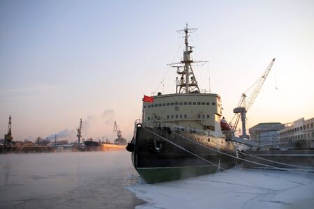 a nose of a ship in a sity portの写真素材