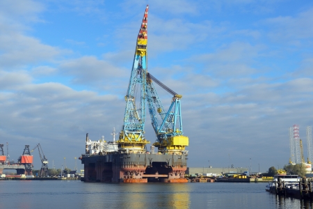 biggest crane vessel in the worldのeditorial素材