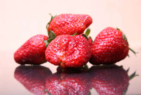 BodegÃ³n con fresas reflejadas.の写真素材