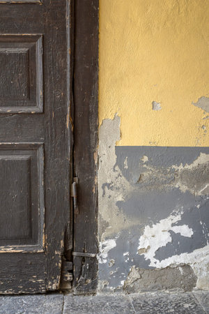 Details of a door in an ancient italian house.の写真素材