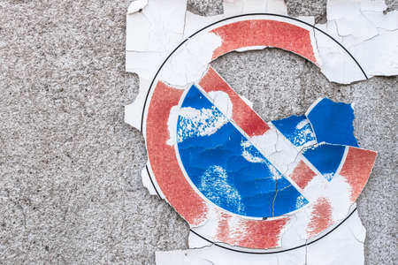 Old and broken traffic symbol "No Parking" on wall. Ideal for concepts and creative backgrounds. Space for text.の写真素材