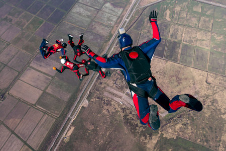 Building a group of paratroopers ring in free fall 