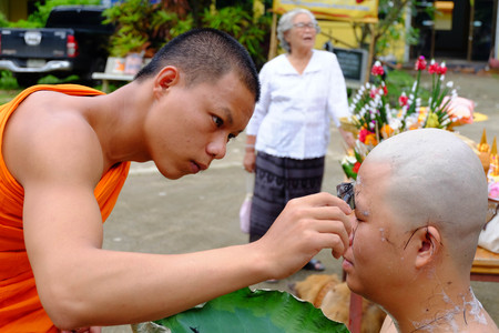 Chiang rai, Thailand - June 16, 2018: Ordained as a Buddhist monk,Thai men at the age of 25 will be ordained as monks to replace the kindness of father and mother.のeditorial素材