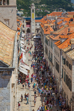 Crowds of tourists in the streets of Dubrownik city, Croatiaのeditorial素材