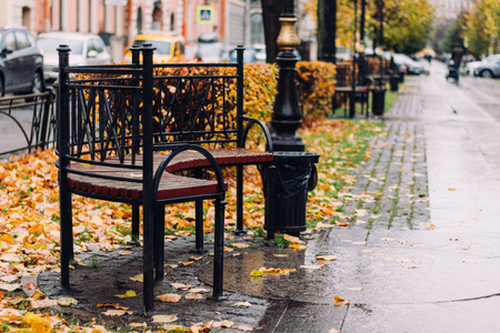 Bench in the autumn parkの写真素材