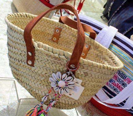 Beach bag with leather handles and flower with seashells and colored threads