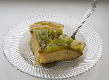This is a wedge of jelly cake  The cake contains cream and kiwi の写真素材