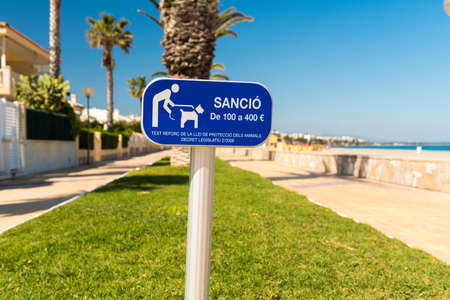 A sign announcing the ban on dogs on the beach in L'Hospitalet de l'Infant, Tarragona, Catalunya, Spain. Copy space. Space for textの写真素材