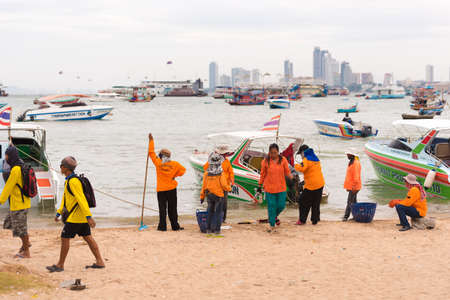 PATTAYA, THAILAND - JANUARY 4, 2017: A group of people, of cleaning the beach. Copy spaceのeditorial素材