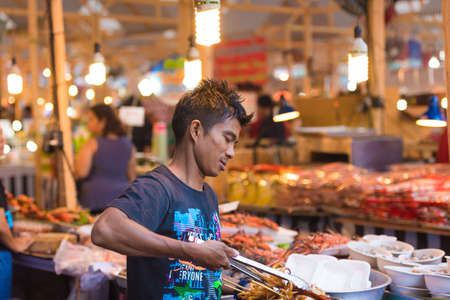 PATTAYA, THAILAND - NOVEMBER 28, 2016: The seller of seafood. Thai marketのeditorial素材