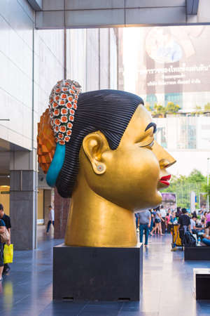 PATTAYA, THAILAND - NOVEMBER 28, 2016: Statue in the airport building. Big golden head. Verticalのeditorial素材