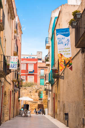 TARRAGONA, SPAIN - MAY 1, 2017: Colorful streets of the old town. Verticalのeditorial素材