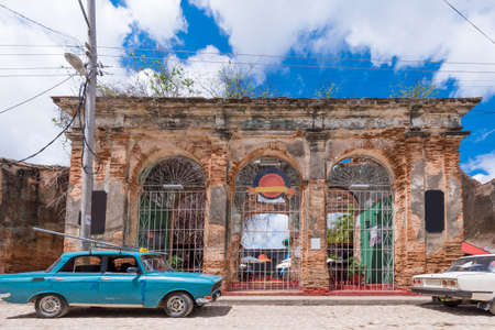 View of the building and retro cars, Trinidad, Sancti Spiritus, Cuba. Copy space for textのeditorial素材