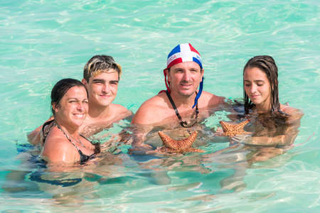 SAONA, DOMINICAN REPUBLIC - MAY 25, 2017: Family portrait with starfish. Close-upのeditorial素材