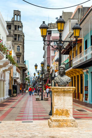 SANTO DOMINGO, DOMINICAN REPUBLIC - AUGUST 8, 2017: View of the historic street of the city. Copy space for text. Verticalのeditorial素材