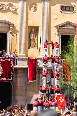 TARRAGONA, SPAIN - SEPTEMBER 17, 2017: Santa Tecla holiday, those typical catalan human towers are performed in Plaza de la Font. Verticalのeditorial素材