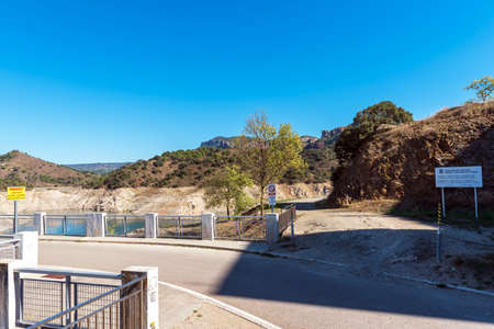 SIURANA DE PRADES, SPAIN - OCTOBER 5, 2017: Reservoir Pantano De Siurana. Copy space for textのeditorial素材