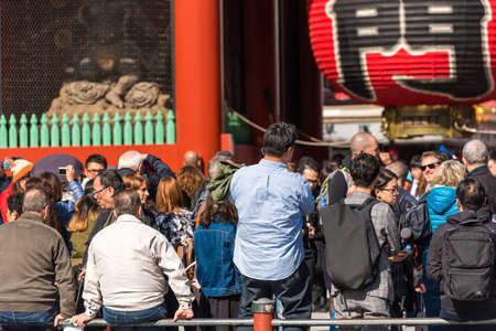 TOKYO, JAPAN - OCTOBER 31, 2017: A crowd of tourists near the temple Senso-jiのeditorial素材