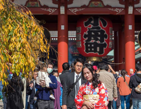 TOKYO, JAPAN - OCTOBER 31, 2017: Girl in a red kimono near the temple Senso-jiのeditorial素材