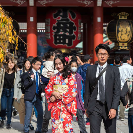 TOKYO, JAPAN - OCTOBER 31, 2017: Girl in a red kimono near the temple Senso-jiのeditorial素材