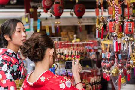 TOKYO, JAPAN - OCTOBER 31, 2017: The girl in a kimono on a city street, Tokyo, Japan. Close-upのeditorial素材