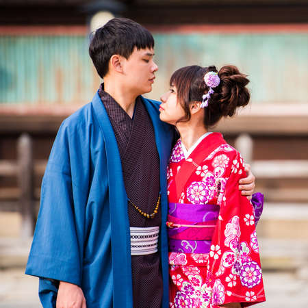 KYOTO, JAPAN - NOVEMBER 7, 2017: A loving couple in a kimono in a town square. Close-upのeditorial素材