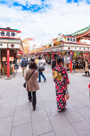 TOKYO, JAPAN - OCTOBER 31, 2017: A girl in a kimono on a city street. Verticalのeditorial素材