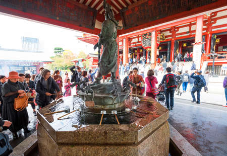 TOKYO, JAPAN - OCTOBER 31, 2017: Fountain with sculpture on the territory of the temple Asakusa Schrein (Senso-ji)のeditorial素材