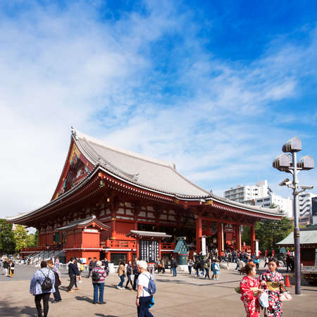TOKYO, JAPAN - OCTOBER 31, 2017: A crowd of tourists near the temple Asakusa Schrein (Senso-ji). Copy space for textのeditorial素材