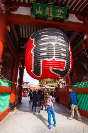 TOKYO, JAPAN - OCTOBER 31, 2017: Big red lantern at the main entrance to the temple Asakusa Schrein (Senso-ji). Verticalのeditorial素材