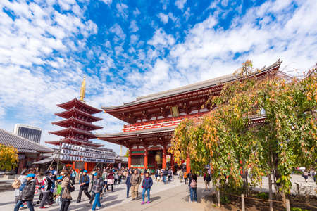 TOKYO, JAPAN - OCTOBER 31, 2017: A crowd of tourists near the temple Asakusa Schrein (Senso-ji). Copy space for textのeditorial素材