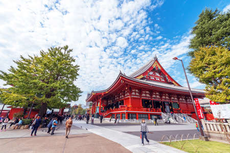 TOKYO, JAPAN - OCTOBER 31, 2017: A crowd of tourists near the temple Asakusa Schrein (Senso-ji). Copy space for textのeditorial素材