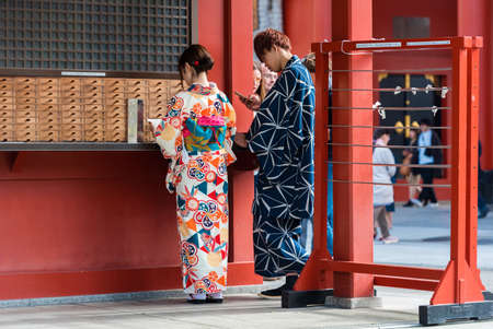 TOKYO, JAPAN - NOVEMBER 7, 2017: Couple in a kimono in a temple Asakusa Schrein (Senso-ji). Copy space for textのeditorial素材