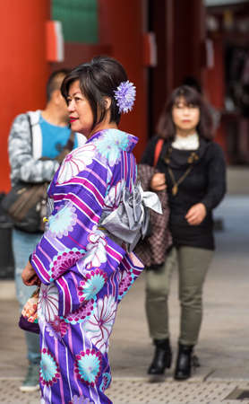 TOKYO, JAPAN - NOVEMBER 7, 2017: Woman in a kimono near the temple Asakusa Schrein (Senso-ji). Vertical.のeditorial素材
