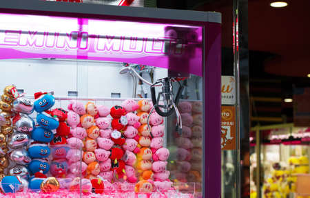 TOKYO, JAPAN - OCTOBER 31, 2017: Japanese automatic with soft toysのeditorial素材