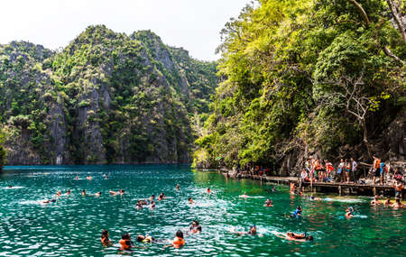 BUSUANGA, PHILIPPINES - FEBRUARY 25, 2018: Tourists swimming in the seaのeditorial素材