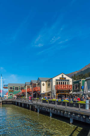 QUEENSTOWN, NEW ZEALAND - OCTOBER 10, 2018: View of the city embankment. Copy space for textのeditorial素材