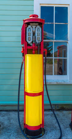 NELSON, NEW ZEALAND - OCTOBER 16, 2018: Retro gas station, Founders Park, Nelson. Verticalのeditorial素材